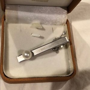 Pearl and silver tie pin